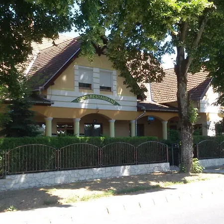 Denis Panzio Es Etterem מלון